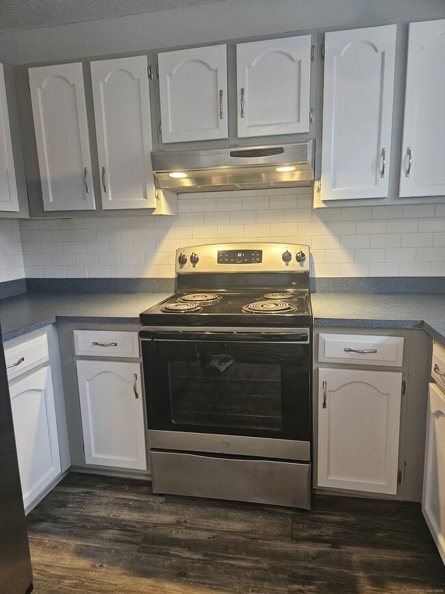 573 Churchill Dr in Newington, CT - Building Photo - Building Photo