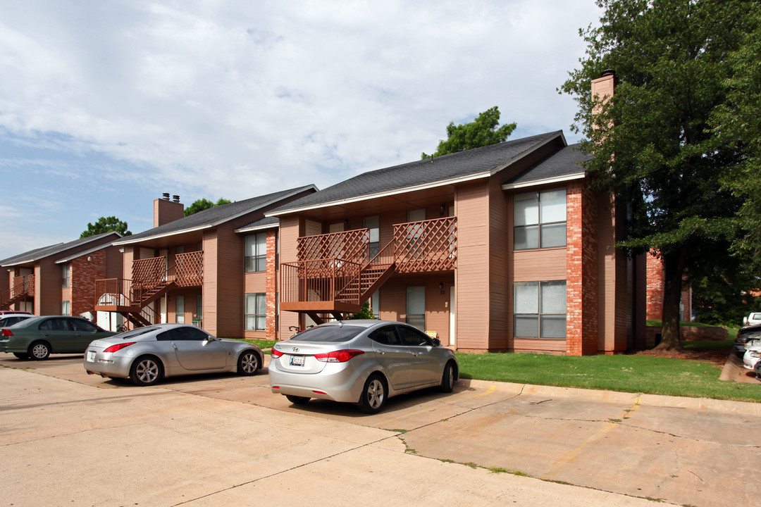 Summit Apartments in Edmond, OK - Building Photo