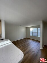 121 Cancion Way in Los Angeles, CA - Building Photo - Building Photo