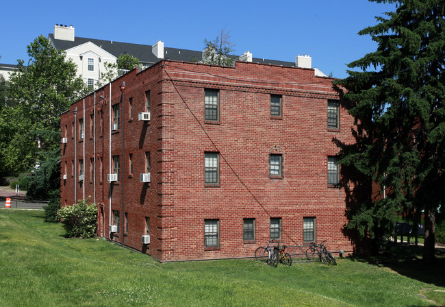 Queens Court Apartments in Arlington, VA - Building Photo - Building Photo