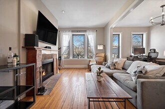 2013 W Concord Pl in Chicago, IL - Building Photo - Building Photo