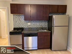 429 W Wellington Ave, Unit 1F in Chicago, IL - Foto de edificio - Building Photo