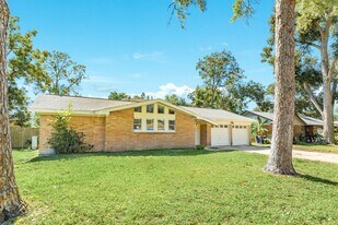 124 Sage St in Lake Jackson, TX - Building Photo