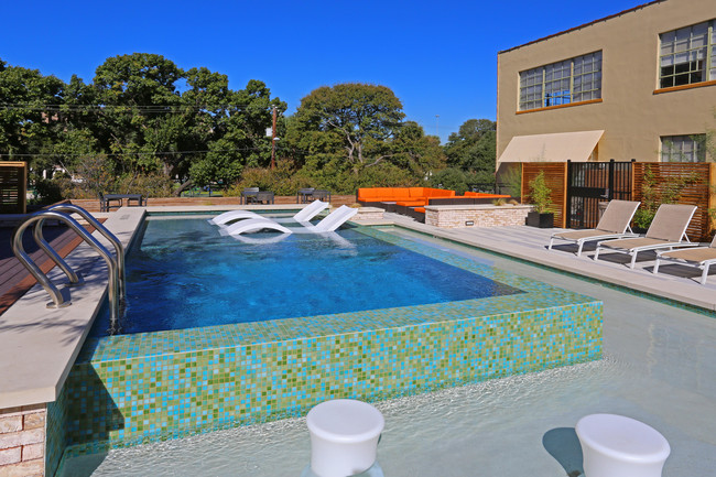 Cadillac Lofts in San Antonio, TX - Foto de edificio - Building Photo