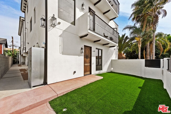 2324 S Dunsmuir Ave in Los Angeles, CA - Building Photo - Building Photo