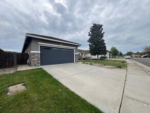 7907 Symington Way in Sacramento, CA - Building Photo - Building Photo
