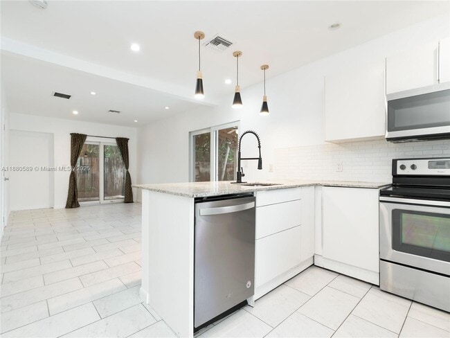 3621 NE 11th Ave in Oakland Park, FL - Building Photo - Building Photo