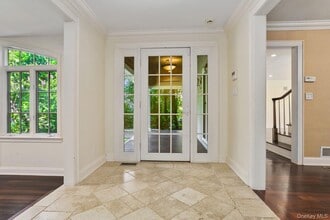 724 Forest Ave in Mamaroneck, NY - Foto de edificio - Building Photo