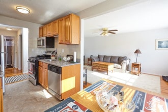 173 Salmon Brook Dr-Unit -70-173B in Glastonbury, CT - Building Photo - Building Photo