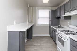 Oaklee Village Apartments in Baltimore, MD - Building Photo - Interior Photo