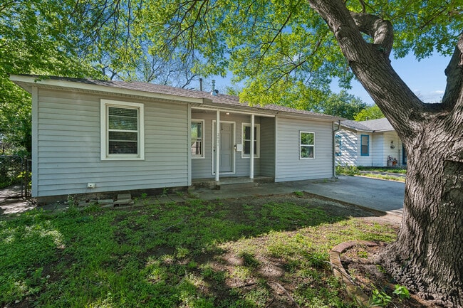 2821 S Hills Ave in Fort Worth, TX - Foto de edificio - Building Photo