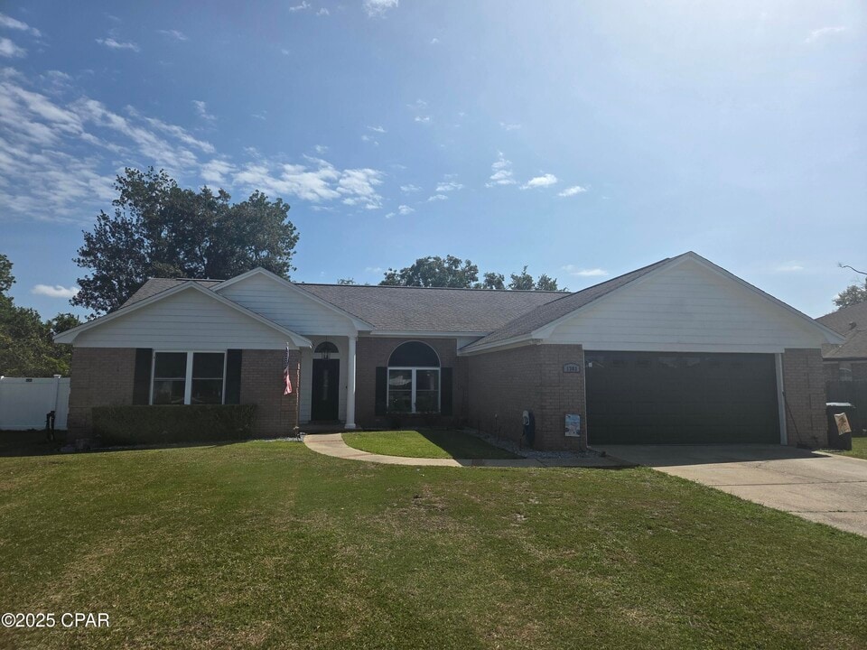1303 Sutherland Ct in Lynn Haven, FL - Foto de edificio