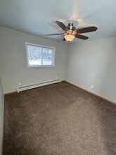 400 Rainbow Dr, Unit Apartment 3 in Peshtigo, WI - Foto de edificio - Building Photo