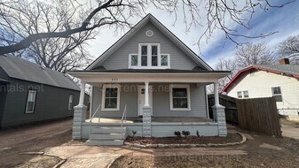 221 N Elizabeth St in Wichita, KS - Building Photo
