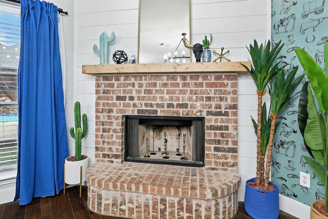 2516 Castle Pines Dr in Burleson, TX - Building Photo