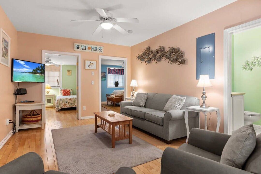 24 Ashworth Ave in Hampton, NH - Building Photo