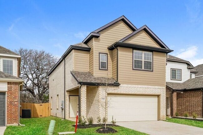 1302 Ester Ln in Ennis, TX - Building Photo - Building Photo