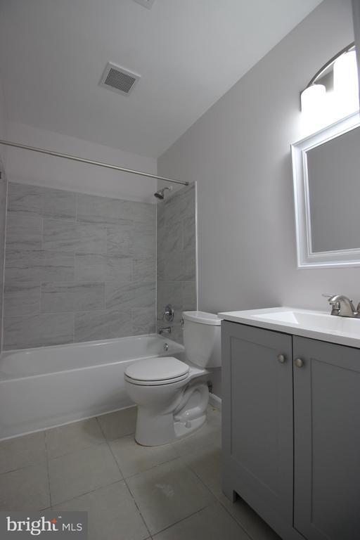 property at 2432 Glengyle Dr