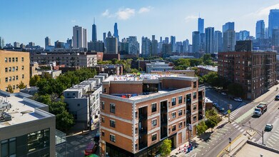 651 N Milwaukee Ave, Unit 304 in Chicago, IL - Foto de edificio - Building Photo