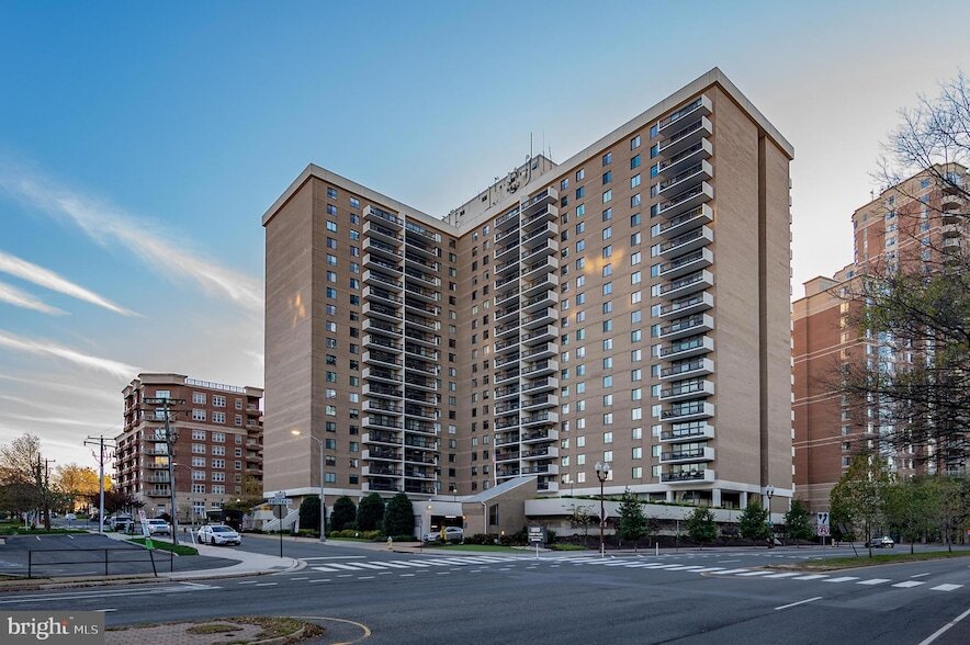 3800 Fairfax Dr, Unit 501 in Arlington, VA - Building Photo