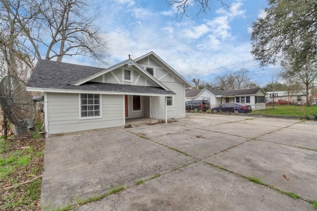 2315 Deutser St photo'