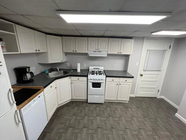 10 Wallace St, Unit 2R-B in Somerville, MA - Foto de edificio - Building Photo