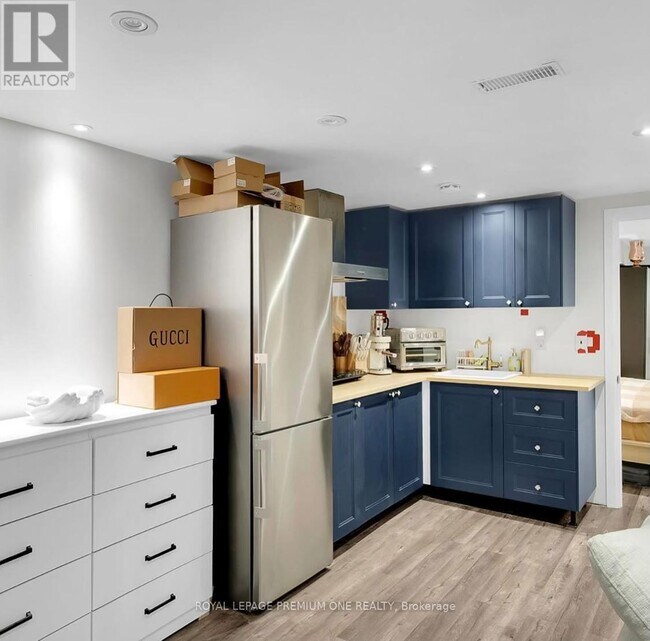 70 Plunkett Rd in Toronto, ON - Building Photo - Building Photo