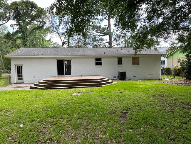 1350 Pocahontas St in Mount Pleasant, SC - Building Photo - Building Photo