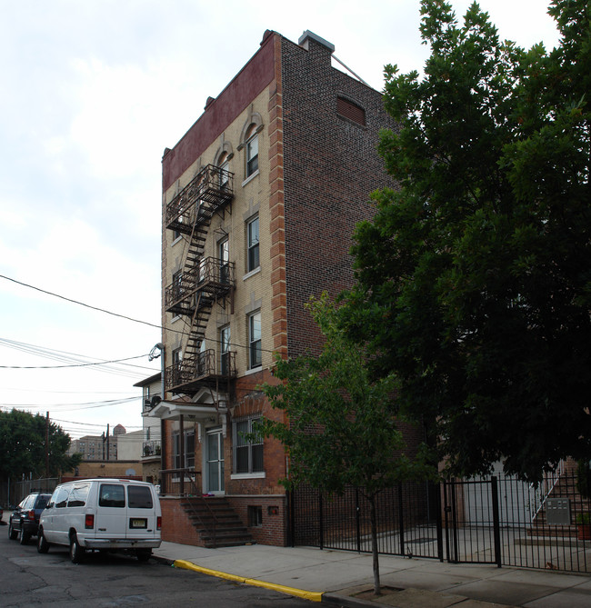 94 Tichenor St in Newark, NJ - Foto de edificio - Building Photo