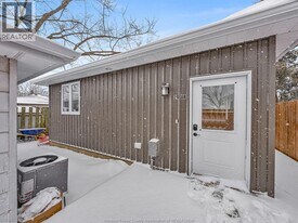 298 George St in Amherstburg, ON - Building Photo