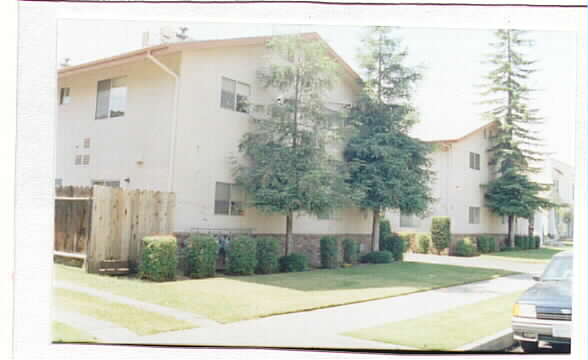 Yosemite Townhomes in Fresno, CA - Building Photo