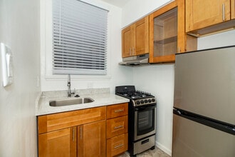 Vue De Lac Apartments in Oakland, CA - Foto de edificio - Building Photo