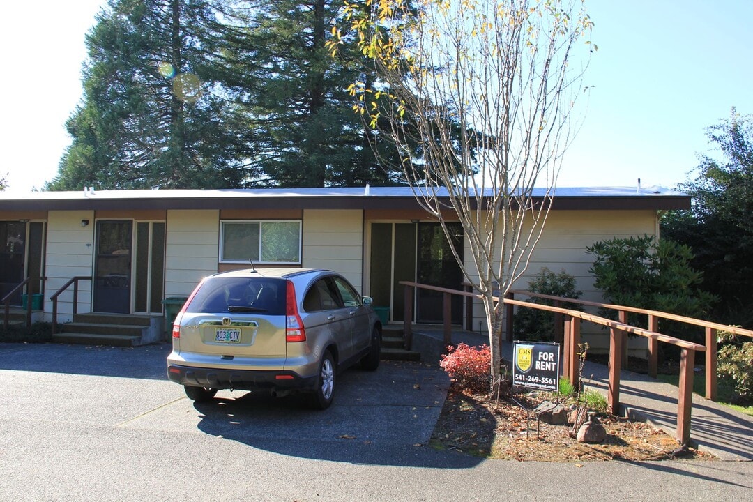 2645 N 16th Ct in Coos Bay, OR - Foto de edificio