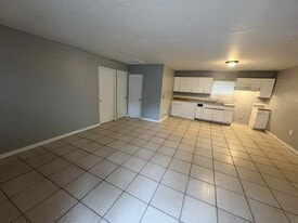 221-227 Maria St in Ft. Myers, FL - Building Photo
