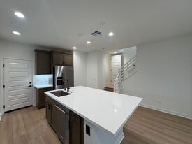 511 Spindle Wy in San Marcos, CA - Building Photo