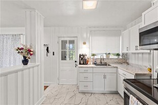 476 Providence St in West Warwick, RI - Building Photo