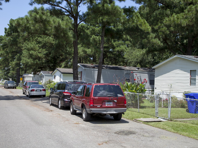 Dorchester Village Mobile Home Community in North Charleston, SC - Building Photo - Building Photo