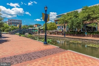 25 S Jefferson St, Unit Apt. B in Frederick, MD - Foto de edificio - Building Photo