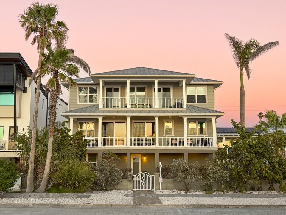 1205 Gulf Way in St Pete Beach, FL - Building Photo