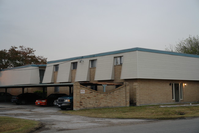 Fountain Bleau Apartments in Corpus Christi, TX - Building Photo - Building Photo