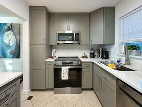 7920 Sun Island Dr S, Unit 102 in South Pasadena, FL - Building Photo - Building Photo