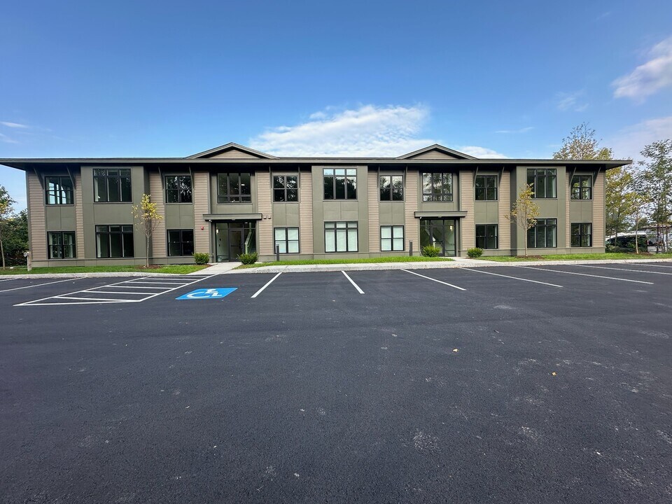 2715 Shelburne Rd in Shelburne, VT - Building Photo