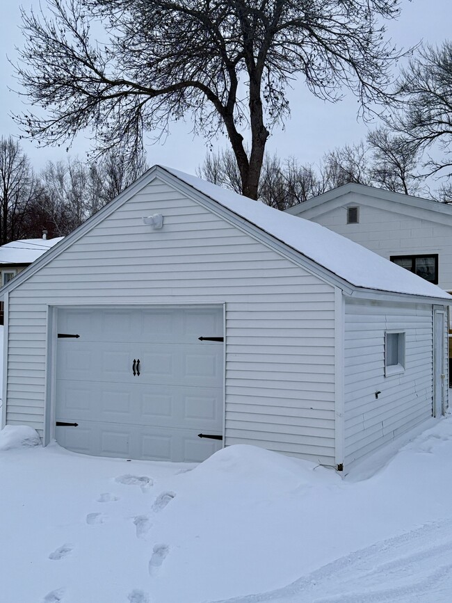 401 W Douglas Ave in Fergus Falls, MN - Building Photo - Building Photo