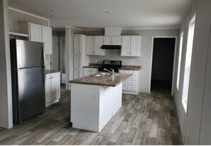 6584 S Hampshire Dr in Holly, MI - Building Photo