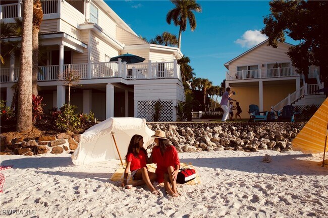 100 Fairview Ave in Ft. Myers, FL - Foto de edificio - Building Photo