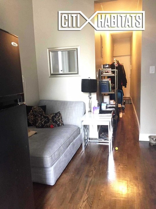 215 E 4th St-Unit -12B in New York, NY - Foto de edificio