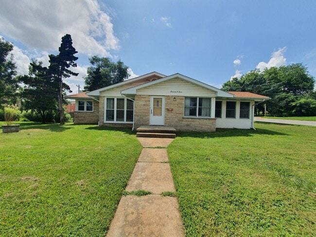 property at 1707 N Oak St