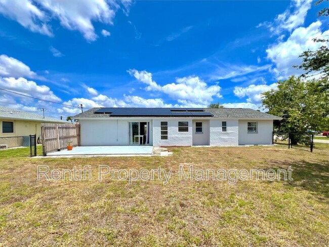 1228 SE 37th St in Cape Coral, FL - Foto de edificio - Building Photo