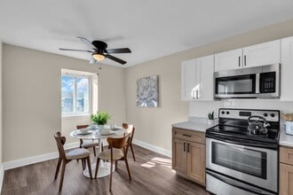 Chateau Apartments in Burlington, NJ - Building Photo - Building Photo