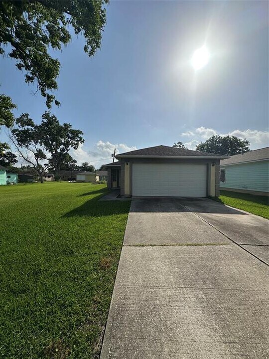 227 S Brownell St in La Porte, TX - Building Photo